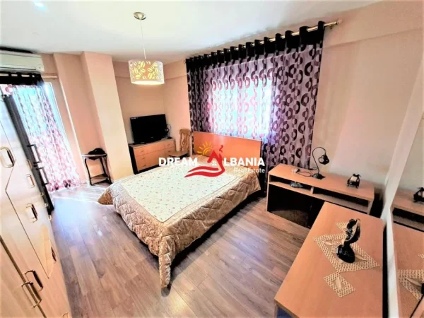 Tirane, jepet me qera apartament 2+1 , 99 m² 600 € (ne rrugen Dritan Hoxha tek kullat Hawai)
