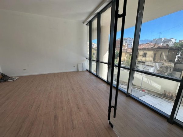 Tirane, jepet me qera dyqan Kati 2, 44 m² 1.000 € (Rruga Mine Peza)