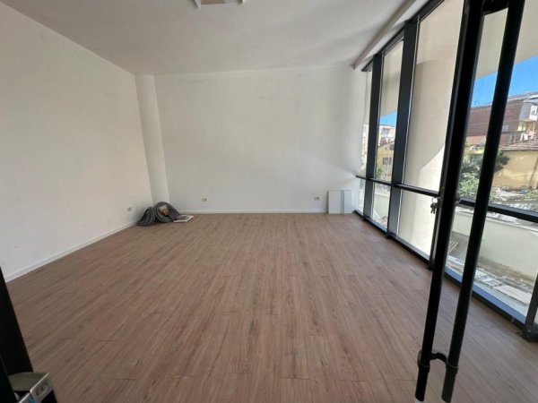 Tirane, jepet me qera dyqan Kati 2, 44 m² 1.000 € (Rruga Mine Peza)