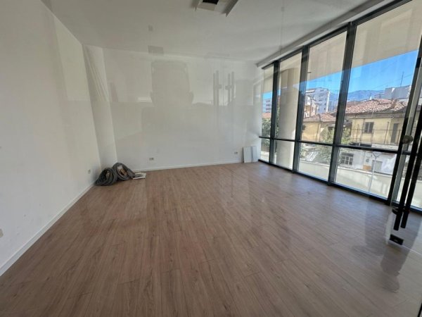 Tirane, jepet me qera dyqan Kati 2, 44 m² 1.000 € (Rruga Mine Peza)