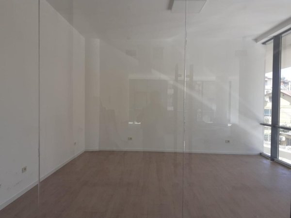 Tirane, jepet me qera dyqan Kati 2, 44 m² 1.000 € (Rruga Mine Peza)
