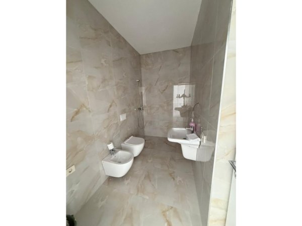 Tirane, jepet me qera apartament Kati 10, 74 m² 700 € 