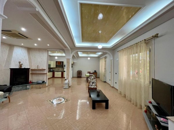 Vlore, shitet Vile 4+1+Ballkon Kati 0, 291 m² 650.000 € (lungomare)