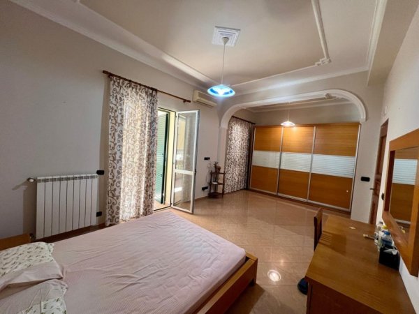 Vlore, shitet Vile 4+1+Ballkon Kati 0, 291 m² 650.000 € (lungomare)