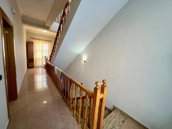 Vlore, shitet Vile 4+1+Ballkon Kati 0, 291 m² 650.000 € (lungomare)