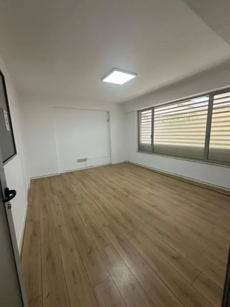 Tirane, jepet me qera ambient biznesi  Kati 0, 230 m² 2.000 €/muaj (21 Dhjetori)