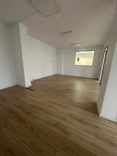 Tirane, jepet me qera ambient biznesi  Kati 0, 230 m² 2.000 €/muaj (21 Dhjetori)