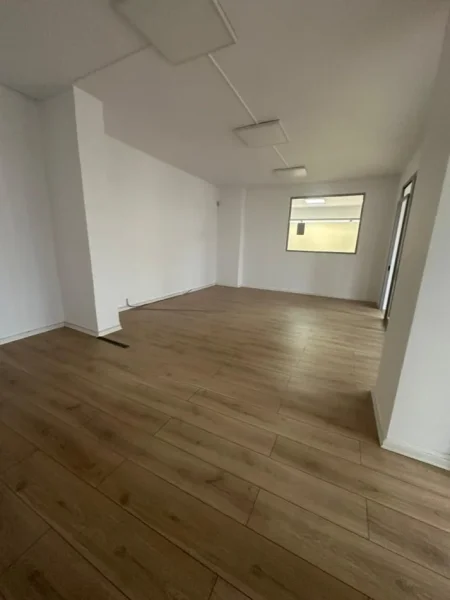 Tirane, jepet me qera ambient biznesi  Kati 0, 230 m² 2.000 €/muaj (21 Dhjetori)