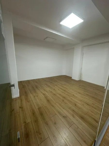 Tirane, jepet me qera ambient biznesi  Kati 0, 230 m² 2.000 €/muaj (21 Dhjetori)