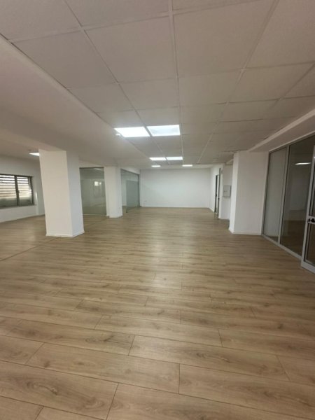 Tirane, jepet me qera ambient biznesi  Kati 0, 230 m² 2.000 €/muaj (21 Dhjetori)