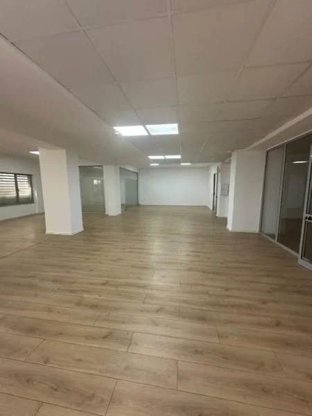 Tirane, jepet me qera ambient biznesi  Kati 0, 230 m² 2.000 €/muaj (21 Dhjetori)