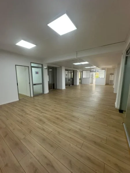 Tirane, jepet me qera ambient biznesi  Kati 0, 230 m² 2.000 €/muaj (21 Dhjetori)