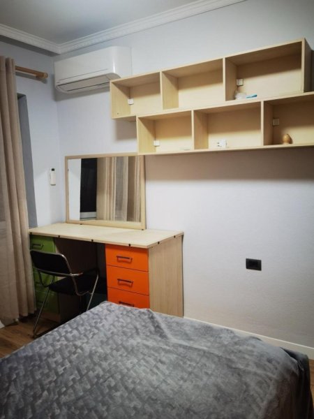 Tirane, jepet me qera apartament 2+1+Ballkon Kati 2, 90 m² 600 € (Ish tregu elektrik , prane shkolles 1 maj)