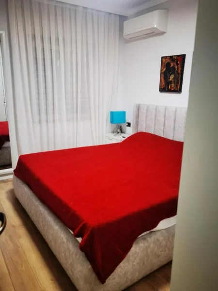 Tirane, jepet me qera apartament 2+1+Ballkon Kati 2, 90 m² 600 € (Ish tregu elektrik , prane shkolles 1 maj)