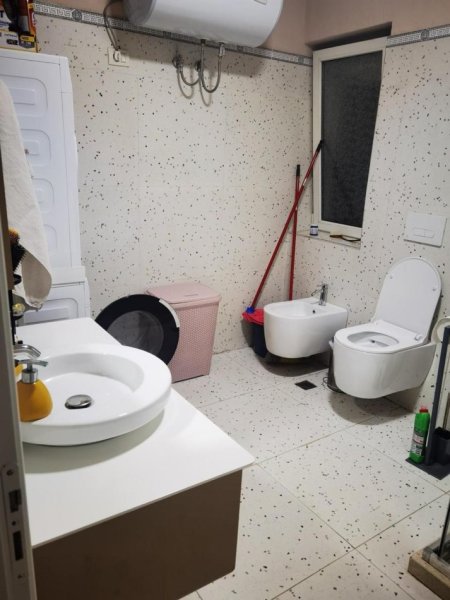 Tirane, jepet me qera apartament 2+1+Ballkon Kati 2, 90 m² 600 € (Ish tregu elektrik , prane shkolles 1 maj)