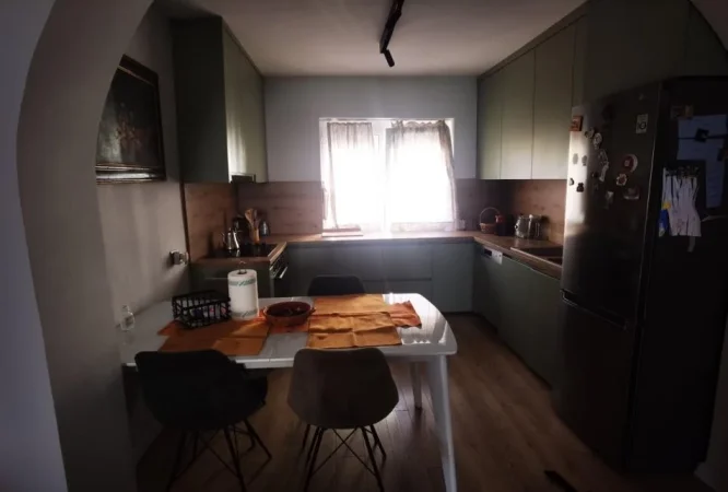 Tirane, jepet me qera apartament 2+1+Ballkon Kati 2, 90 m² 600 € (Ish tregu elektrik , prane shkolles 1 maj)