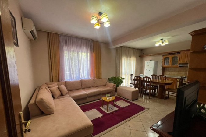 Tirane, jepet me qera apartament 2+1+Ballkon Kati 2, 120 m² 700 € (BLLOK)