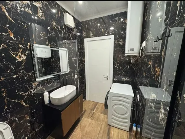 Tirane, jepet me qera apartament 2+1+Ballkon Kati 1, 100 m² 900 € (gjimnazi partizani)