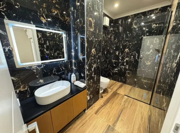 Tirane, jepet me qera apartament 2+1+Ballkon Kati 1, 100 m² 900 € (gjimnazi partizani)