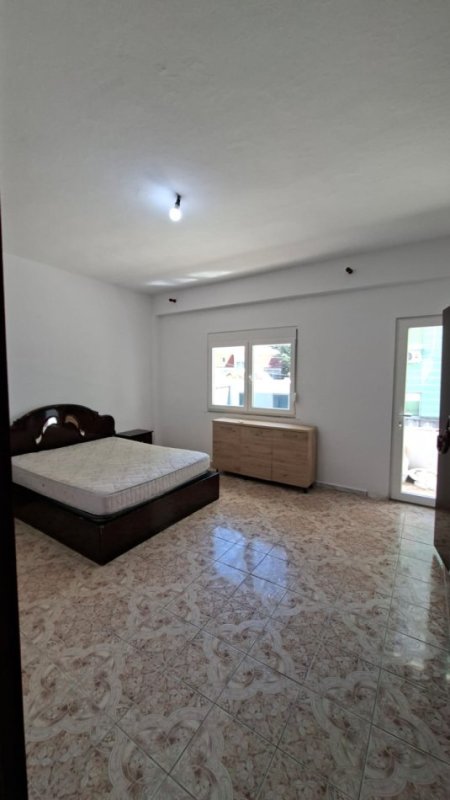 Tirane, jepet me qera apartament 1+1+Ballkon Kati 4, 60 m² 500 € (Rruga e Durresit , prane hotel colosseo)