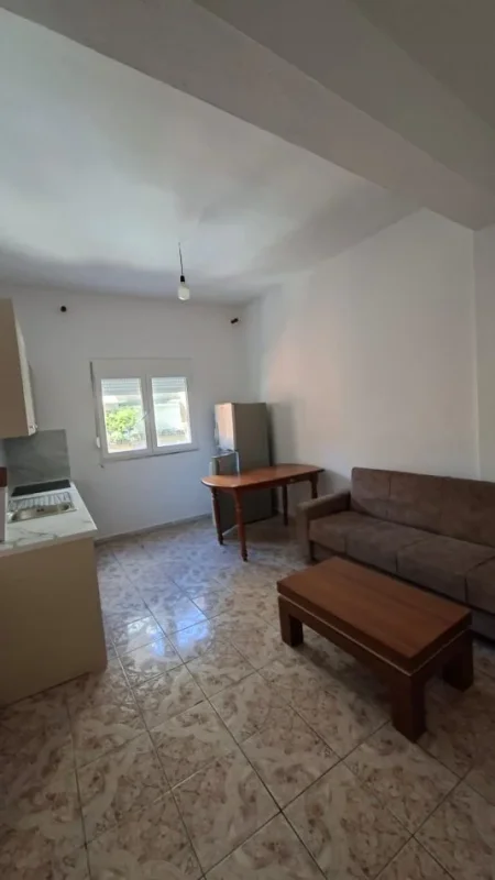 Tirane, jepet me qera apartament 1+1+Ballkon Kati 4, 60 m² 500 € (Rruga e Durresit , prane hotel colosseo)