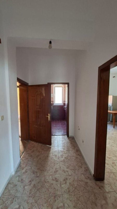 Tirane, jepet me qera apartament 1+1+Ballkon Kati 4, 60 m² 500 € (Rruga e Durresit , prane hotel colosseo)