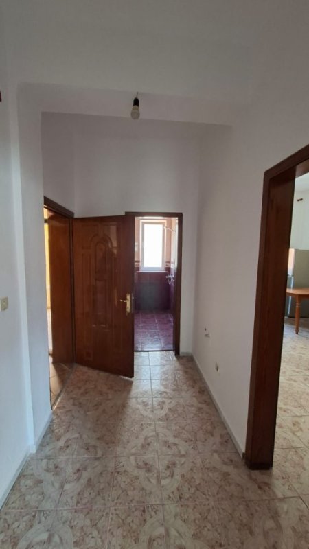 Tirane, jepet me qera apartament 1+1+Ballkon Kati 4, 60 m² 500 € (Rruga e Durresit , prane hotel colosseo)