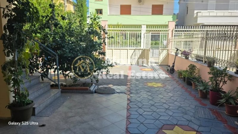 Tirane, jepet me qera apartament 1+1 Kati 1, 90 m² 400 € (Rruga Besa)