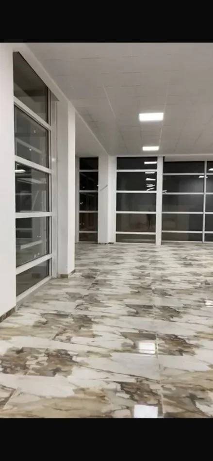 Tirane, jepet me qera ambjent biznesi Kati 0, 700 m² 4.000 € (FRESKU)
