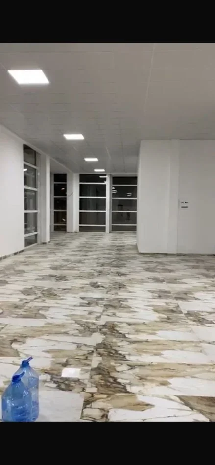 Tirane, jepet me qera ambjent biznesi Kati 0, 700 m² 4.000 € (FRESKU)