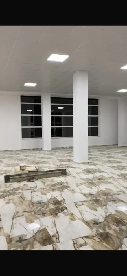 Tirane, jepet me qera ambjent biznesi Kati 0, 700 m² 4.000 € (FRESKU)