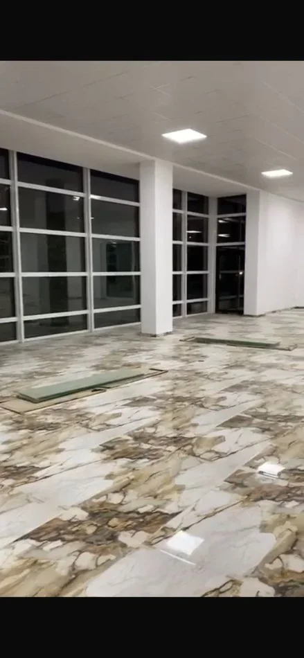 Tirane, jepet me qera ambjent biznesi Kati 0, 700 m² 4.000 € (FRESKU)