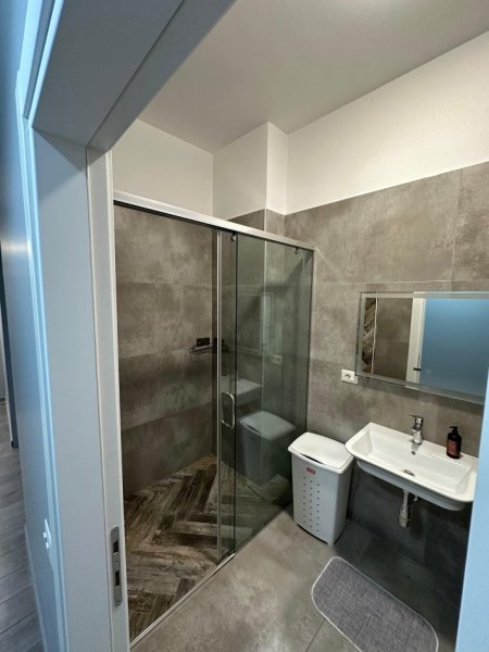 Tirane, jepet me qera apartament 3+1 Kati 5, 120 m² 1.200 € (SQUARE 21)