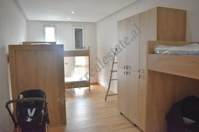 Tirane, jepet me qera apartament 5+1+Aneks+Ballkon Kati 6, 160 m² 1.500 € (RRUGA E DIBRES)