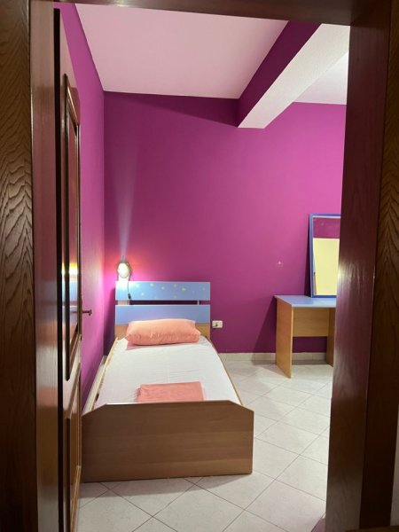 Tirane, jepet me qera apartament 2+1+Ballkon Kati 3, 90 m² 700 € 