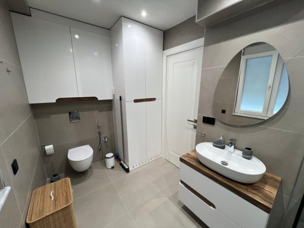 Tirane, jepet me qera apartament 2+1 Kati 3, 100 m² 1.500 € (Ish Ekspozita)