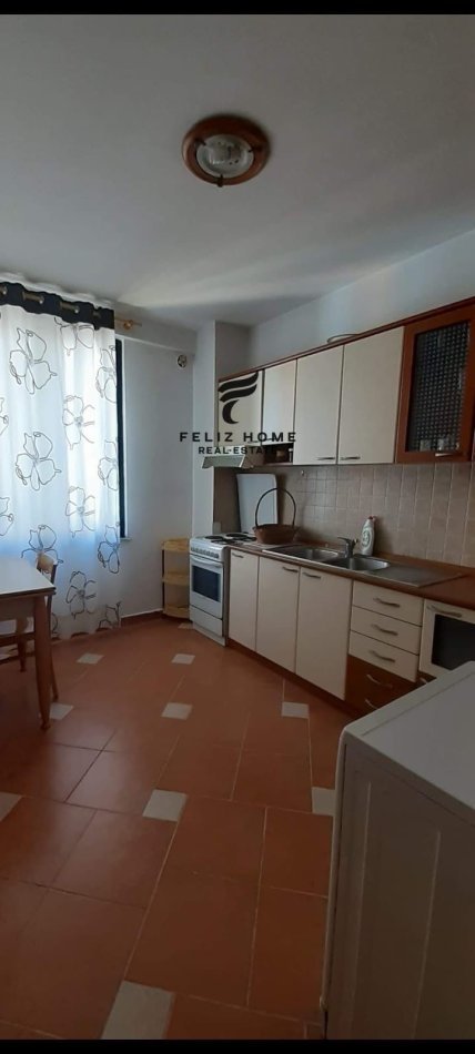 Tirane, jepet me qera apartament 1+1 Kati 8, 76 m² 600 € (PRANE GJYKATES SE TIRANES)