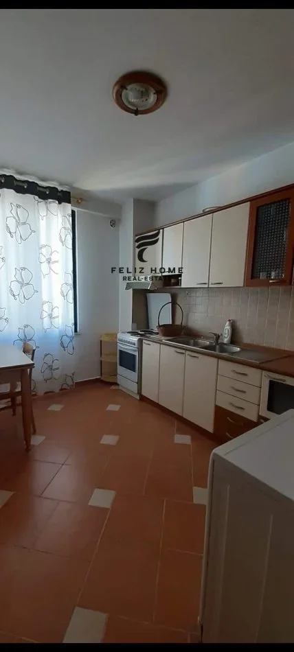 Tirane, jepet me qera apartament 1+1 Kati 8, 76 m² 600 € (PRANE GJYKATES SE TIRANES)