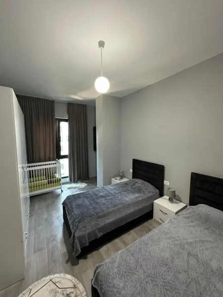 Tirane, jepet me qera apartament 3+1 , 120 m² 1.200 € (Kompleksi Square 21)