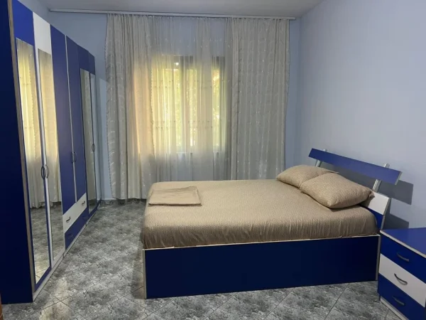 Tirane, jepet me qera apartament 2+1+Ballkon Kati 2, 120 m² 700 € (GARDA)