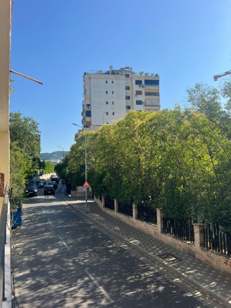 Tirane, jepet me qera apartament 2+1+Ballkon Kati 2, 120 m² 700 € (GARDA)