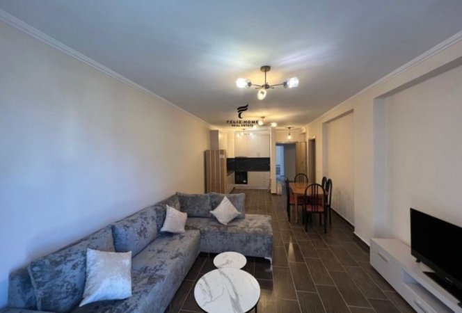 Tirane, jepet me qera apartament 2+1+Ballkon Kati 4, 118 m² 450 € (YZBERISHT)