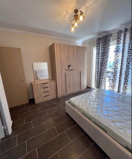 Tirane, jepet me qera apartament 2+1+Ballkon Kati 4, 118 m² 450 € (YZBERISHT)