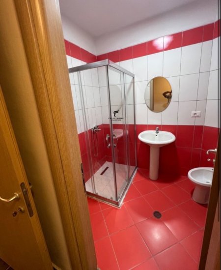 Tirane, jepet me qera apartament 2+1+Ballkon Kati 4, 118 m² 450 € (YZBERISHT)