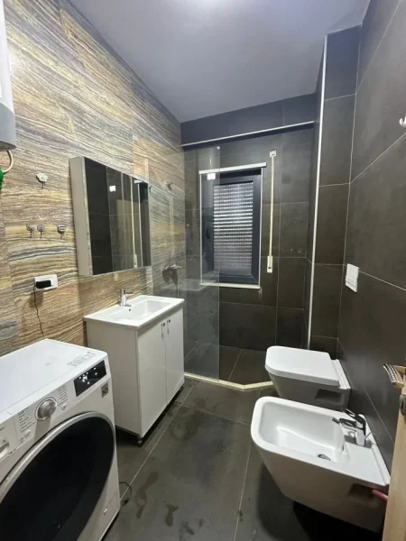 Tirane, jepet me qera apartament 1+1 Kati 4, 70 m² 600 € (qender)