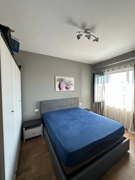 Tirane, jepet me qera apartament 1+1 Kati 4, 70 m² 600 € (qender)