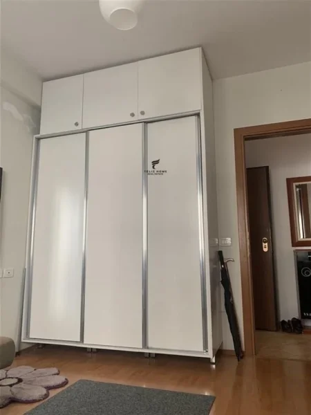 Tirane, jepet me qera apartament 1+1 Kati 4, 70 m² 600 € (KOMUNA E PARISIT)