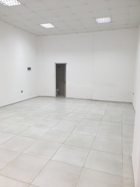 Tirane, jepet me qera dyqan Kati 0, 55 m² 500 mije lek(Thoma Koxhaj)