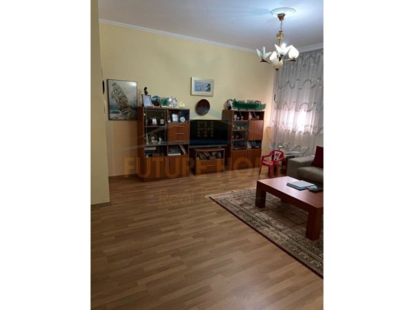 SHITET APARTAMENT 4+1 TEK RRUGA ELBASANIT