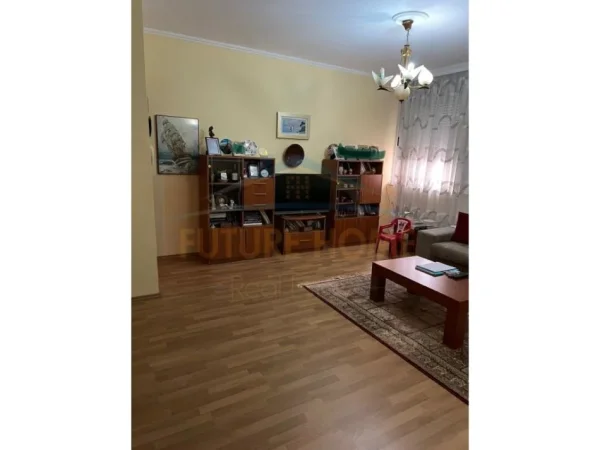 SHITET APARTAMENT 4+1 TEK RRUGA ELBASANIT